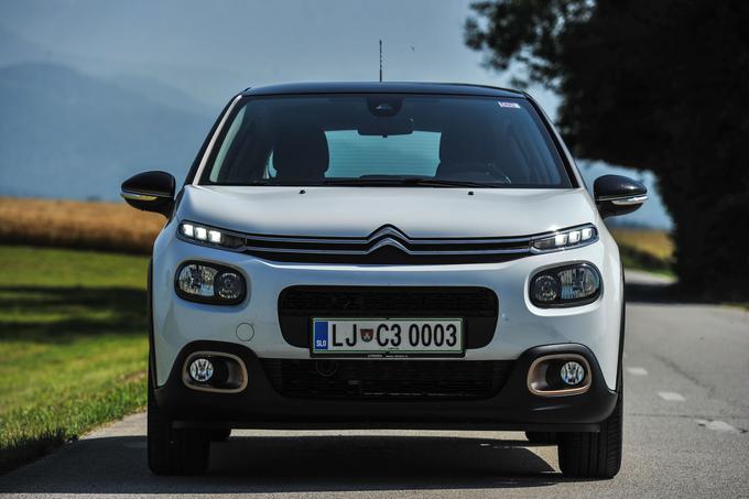 Citroëni imajo zdaj luči razvrščene v dveh nivojih, zgornji "ledici" in Citroënovi strešici sta povezani z letvama. | Foto: Gašper Pirman
