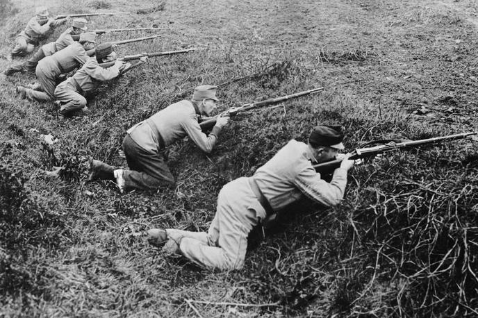 Prva svetovna vojna - Przemysl v Galiciji | Na fotografiji iz leta 1915 vidimo avstro-ogrske vojake, ki v spopadih pri Przemyslu streljajo na ruske vojake. | Foto Guliverimage