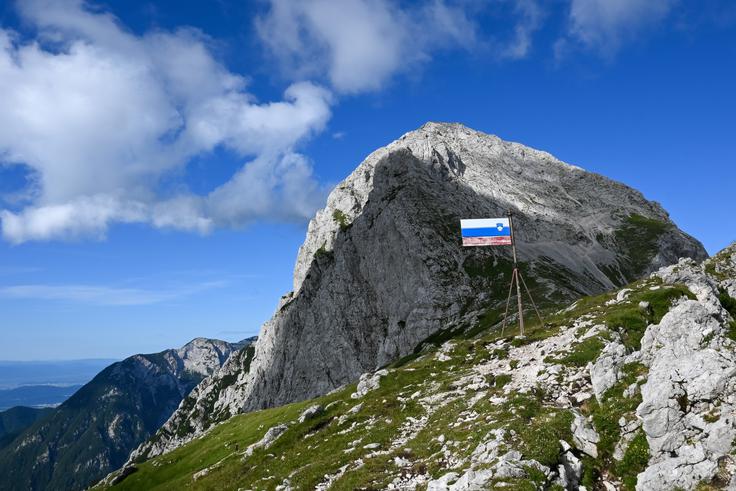 Kamniško sedlo in nad njim Brana | Foto: Matej Podgoršek