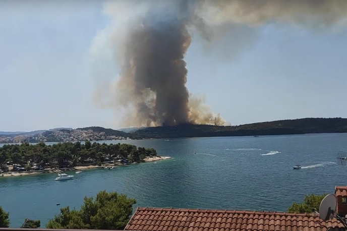 Čiovo | Hrvaški gasilci imajo letošnje poletje polne roke dela. Preden je zagorelo na otoku Čiovo, so se z ognjem borili še pri Šibeniku in Dubrovniku.  | Foto YouTube / Posnetek zaslona