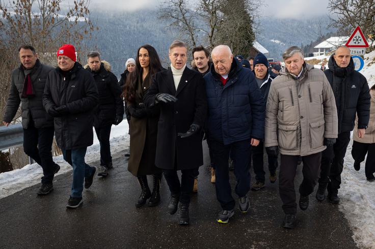 "Najsvetlejše prizore slovenske zgodovine zaznamuje enotnost - enotnost misli, duha in dejanj, povezanost v boju za emancipacijo slovenskega naroda, za svobodo slovenske kulture in slovenskega jezika. Slovencem je v najtežjih zgodovinskih preizkušnjah vedno uspelo stopiti skupaj in premagati tisto in tistega, ki nas je preizkušal," je dejal premier Golob. | Foto: STA