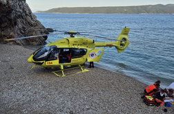 Spektakularen pristanek helikopterja na odročni plaži, reševali so nemškega turista #video