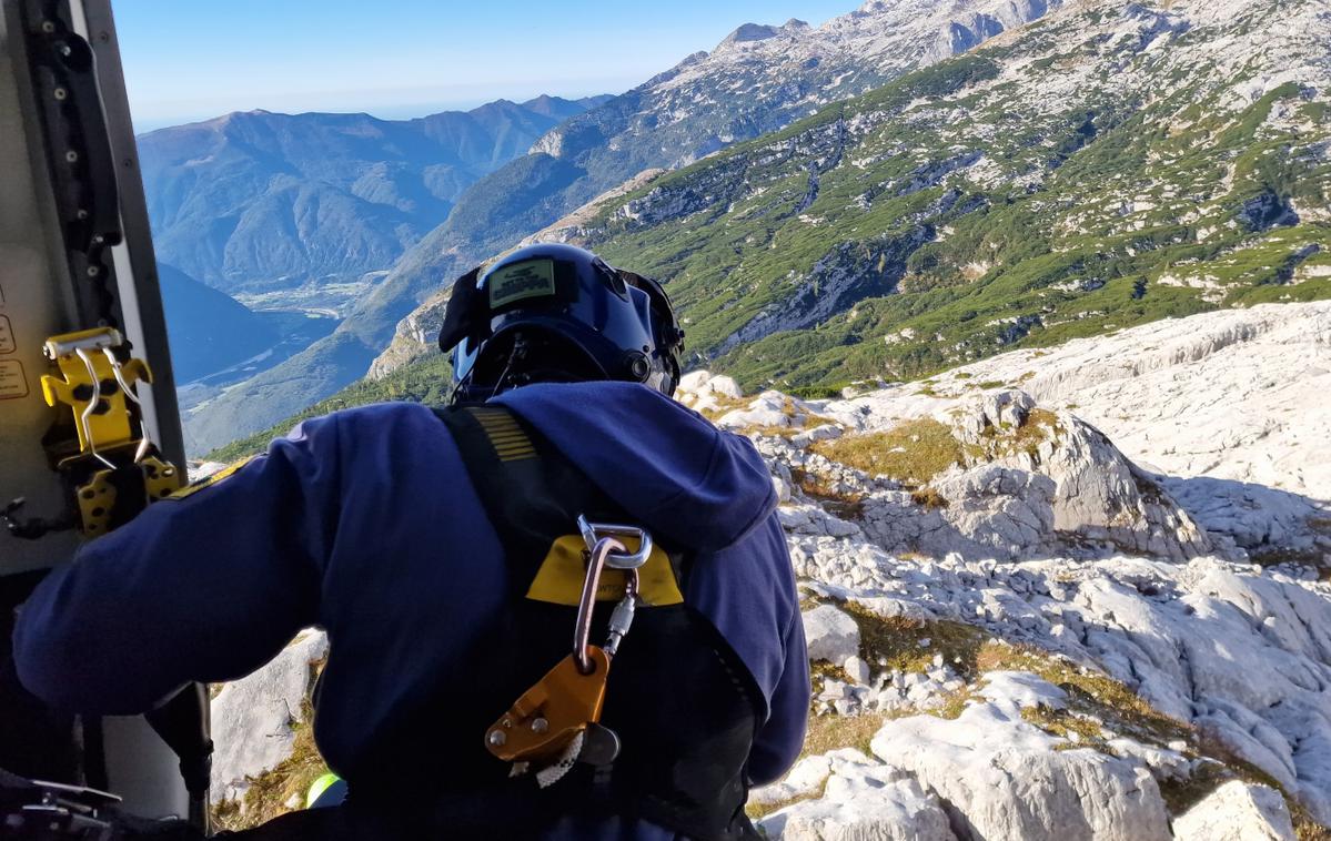 Nesreča na Bovškem | V okviru policijske preiskave je bilo ugotovljeno, da je 40-letni padalec okoli 11. ure skočil z Mangarta z 2.580 metrov nadmorske višine in z wingsuit obleko jadral v smeri Mangartskega sedla.  | Foto PU Nova Gorica