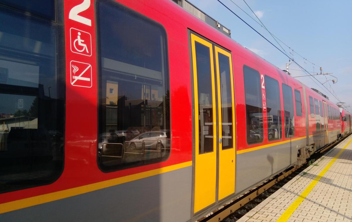 Nokia 5.1, posneto z, vlak, Stegne | Vozni red Slovenskih železnic je prilagojen predvsem potnikom, ki dopoldne prihajajo v večja slovenska mesta in se popoldne oziroma zvečer vračajo domov.  | Foto Srdjan Cvjetović