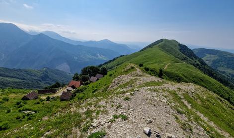 Idilične planine po samotni poti s 1.400 višinci #video