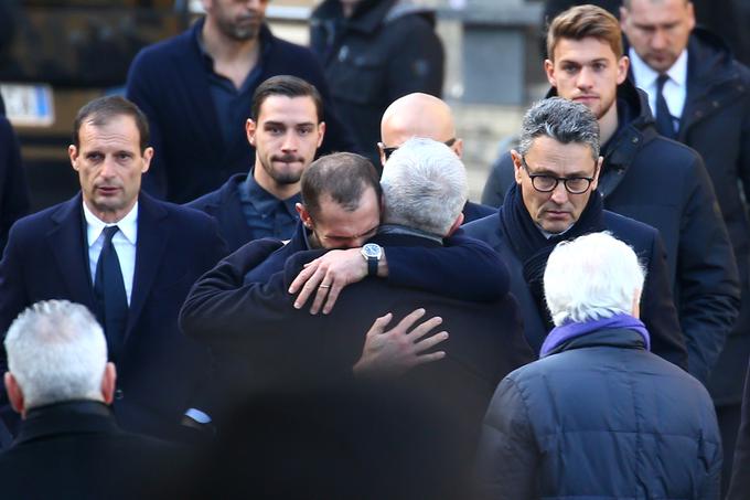 Prišli so tudi njegovi soigralci, med njimi branilec Giorgio Chiellini, ki ga je zelo prizadela izguba stanovskega kolega in velikega prijatelja. | Foto: Reuters