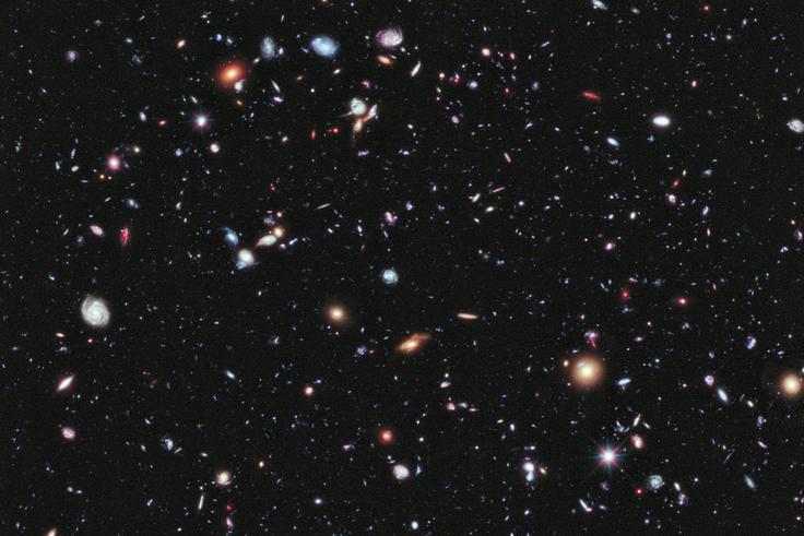 Hubblovo ekstremno globoko polje (ali Hubble eXtreme Deep Field) je najostrejši in obenem najgloblji pogled v vesolje do zdaj. Med več kot 15.500 galaksijami na fotografijah je ogromno antičnih, nastale so pred 13,2 milijarde let. Številne galaksije v Hubblovem ekstremno globokem polju so tako slabo vidne, da bi jih ljudje lahko videli le, če bi imeli desetmilijonkrat občutljivejši vid. | Foto: Reuters