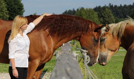 Dekle, ki vam s terapijami s konji pomaga do pravih življenjskih odločitev