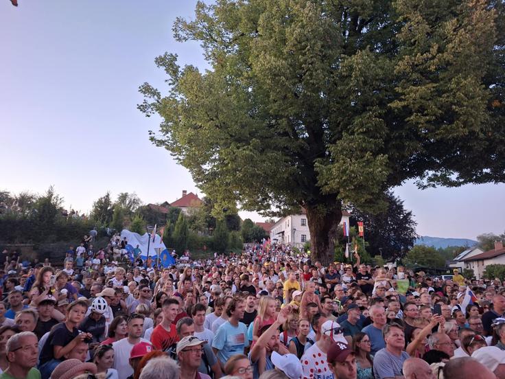 Nepregledna množica v Komendi. | Foto: Sportal