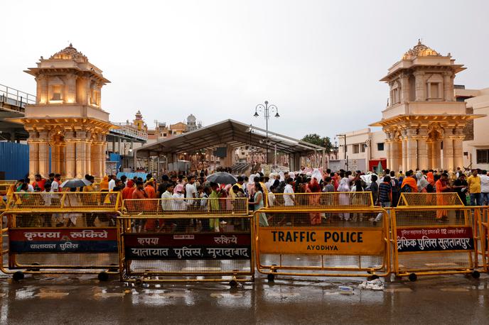 Stampedo | Predstavniki oblasti so sprva mislili, da je paniko med množico in posledično stampedo sprožil močan peščeni vihar, ki jo je zajel in zaslepil. Policija je kasneje potrdila, da se je stampedo začel, ko so verniki začeli slediti guruju Bholeju Babi, ki ima v rodni zvezni državi Uttar Pradesh veliko vernikov, drugje pa ni znan. | Foto Reuters