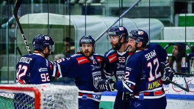 Anže Kuralt s soigralci v premierni finale IceHL