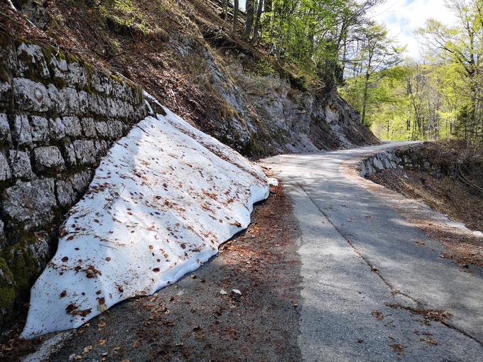 Nič nenavadnega ni, da iz objema snežnih plazov to cesto osvobodijo šele maja. | Foto: Gregor Pavšič
