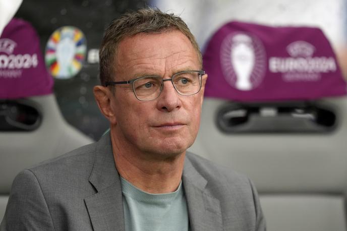 Ralf Rangnick | Ralf Rangnick je 66-letni nemški nogometni strateg, ki je v karieri vodil številne ugledne klope. Med njimi izstopajo RB Leipzig, Manchester United, Schalke, Stuttgart, Hoffenheim in Hannover. Leta 2012 je postal direktor nogometnih šol Red Bull Salzburg in RB Leipzig ter začrtal pot, ki je v prihodnosti tudi s pomočjo Benjamina Šeška in Kevina Kampla ponesla rdeče bike iz Avstrije in Nemčije med evropsko elito. Pozneje je skrbel za razvoj vseh podružnic Red Bulla na svetu. | Foto Guliverimage