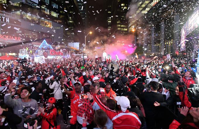 Kanada ima le enega predstavnika v ligi NBA, a je ta v prejšnji sezoni šel do samega konca in senzacionalno osvojil naslov prvaka. Toronto Raptors spadajo med (naj)boljše tudi v tej sezoni, obisk tekem pa je ostal na zavidljivo visoki ravni. | Foto: Reuters