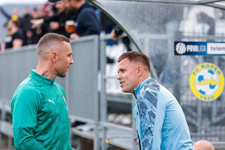 Pozdrav velikih prijateljev, Jasmina Kurtića (Olimpija) in Josipa Iličića (Koper), pred srečanjem na Bonifiki. Po dvoboju se je veliko bolj smejalo Kranjčanu, ki je prispeval podajo za zmagoviti zadetek Kopra. | Foto: Aleš Fevžer