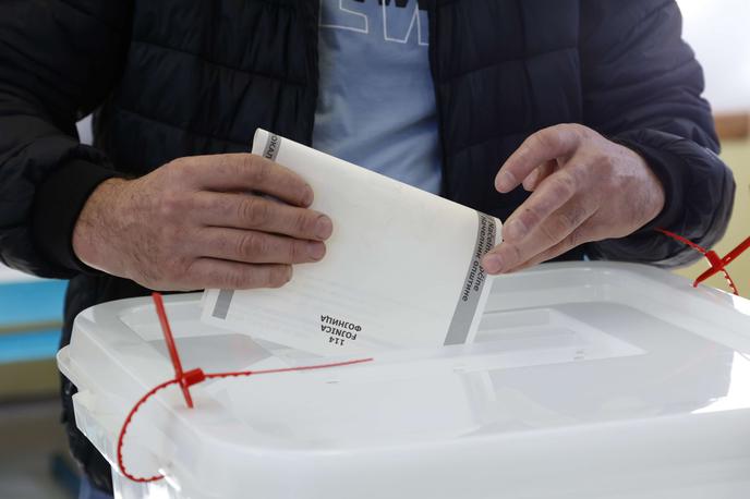 volitve BiH | Volitve bodo prvič potekale ob uporabi novih volilnih tehnologij, kot so preverjanje identitete volivcev na podlagi biometričnih podatkov, skeniranje glasovnic in elektronski prenos volilnih izidov. | Foto STA