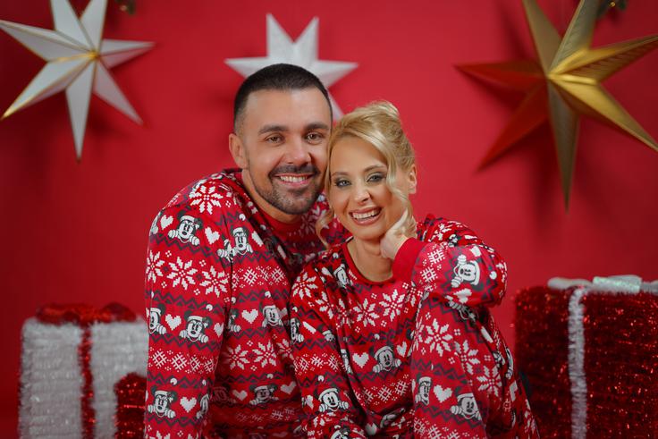 "Nekatere zgodbe so se končale, veliko novih se je odprlo, midva pa sva leto končala predvsem s hvaležnostjo – za vse, kar je bilo, in za vse, kar prihaja," pravita zakonca. | Foto: Sigmalus Media