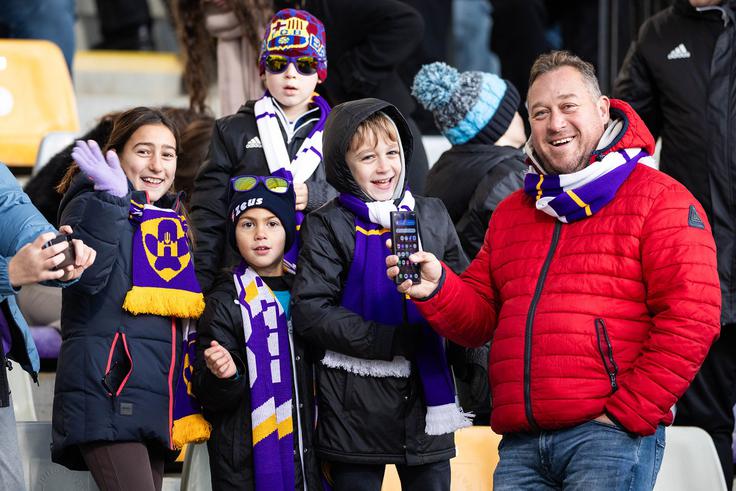 Večni derbi je spremljalo tudi veliko mladih družin. Spomladi bi lahko spremljale na delu spremenjeno zasedbo vijolic. | Foto: Jure Banfi