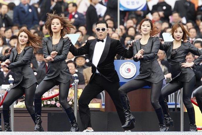 Psy z novo pesmijo Gentleman v zanj značilnem slogu