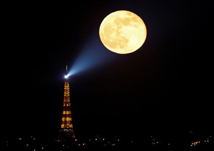 Superluna nad Eifflovim stolpom v Parizu | Foto: Reuters