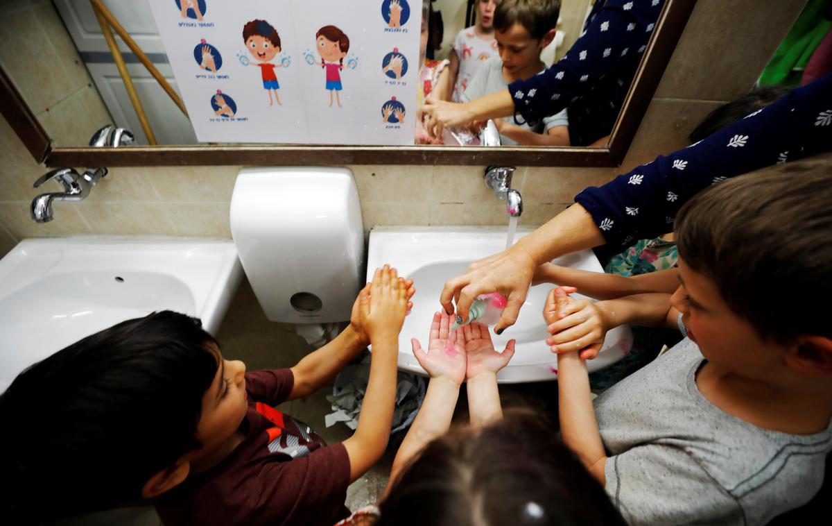 Otroci umivajo roke | Zdravniki opozarjajo, da so zaradi novega koronavirusa lahko v nevarnosti tudi otroci. | Foto Reuters