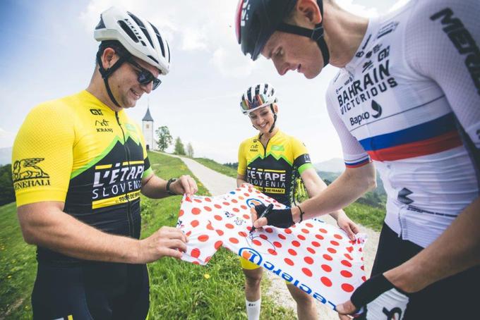 Imamo ga − podpis Mateja Mohoriča na pikčasti majici Tour de France. | Foto: Sportida / Gregor Valančič