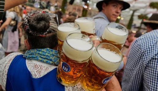 Grožnje in spopad s policijo: Slovenec na Oktoberfestu povzročil incident