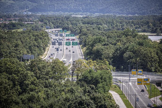 Ljubljanska obvoznica. | Z globo 300 evrov za vsako vožnjo je kaznovan posameznik, ki uporablja cestninsko cesto brez veljavne elektronske vinjete za določen cestninski razred.  Še dražje, s 500 evri globe lahko računa cestninski zavezanec, ki neupravičeno prenese registrsko tablico vozila, na katero je vezana veljavna elektronska vinjeta, na drugo vozilo. Ali pa jo prenese na vozilo, ki ni uvrščeno v isti cestninski razred kot vozilo, s katerega je bila prenesena registrska tablica. | Foto Bojan Puhek