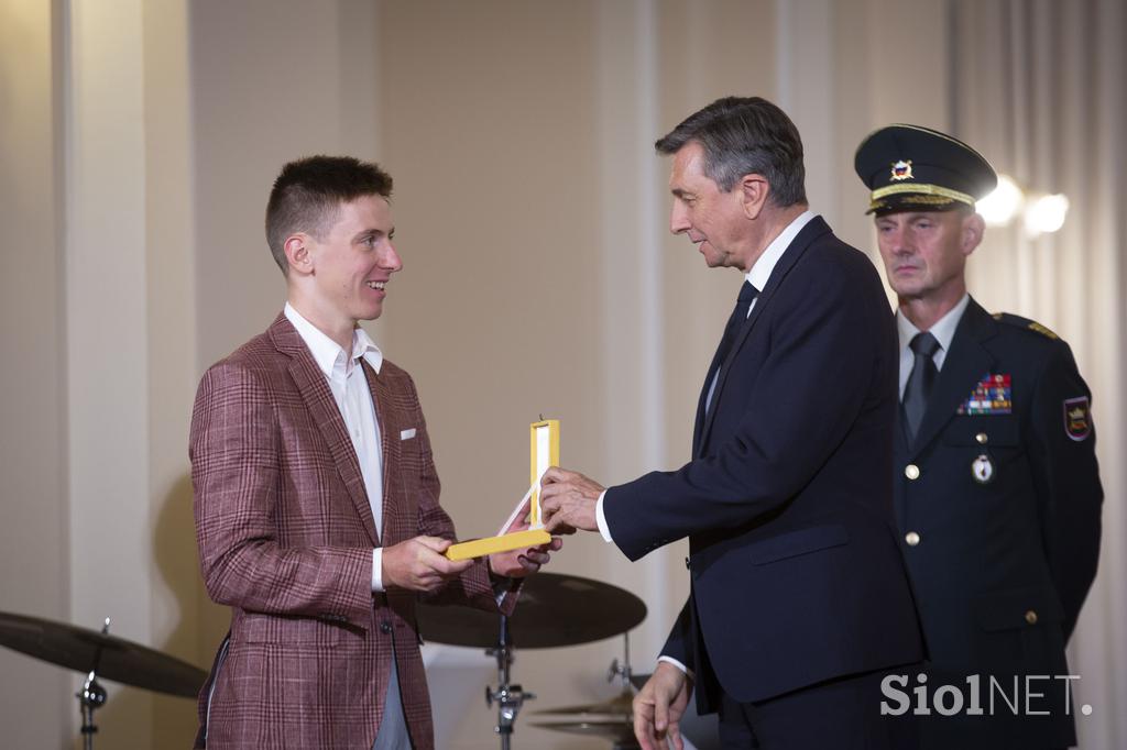 Predsednik Republike Slovenije Borut Pahor je na posebni slovesnosti v predsedniški palači vročil državna odlikovanja, ki so jih prejeli vrhunski športniki Alenka Artnik, Tim Gajser, Tadej Pogačar in Urška Žolnir Jugovar.