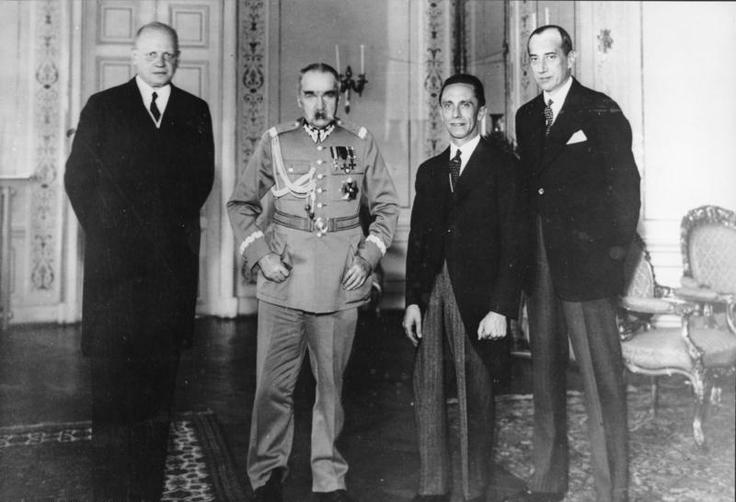 Januarja 1934 sta nacistična Nemčija in Poljska podpisali pakt oziroma izjavo o nenapadanju. Ta izjava je določala deset let nenapadanja med Nemčijo in Poljsko, ki sta imeli od konca prve svetovne vojne ozemeljske spore. Izjavo sta v Berlinu podpisala takratni nemški zunanji minister Konstantin von Neurath in takratni poljski veleposlanik v Nemčiji Jozef Lipski. Pakt je veljal do aprila 1939, ko ga je Hitler enostransko razdrl. Leta 1932 je Poljska podpisala pakt o nenapadanju tudi s Sovjetsko zvezo. Na fotografiji iz junija 1934 (od leve proti desni): nemški veleposlanik na Poljskem Hans-Adolf von Moltke, poljski voditelj, maršal Jozef Pilsudski (vladal je od leta 1926, ko je izvedel državni udar proti demokratično izvoljeni poljski vladi, do smrti leta 1935), nemški propagandni minister Joseph Goebbels in poljski zunanji minister Jozef Beck. | Foto: Bundesarchiv/commons.wikimedia.org