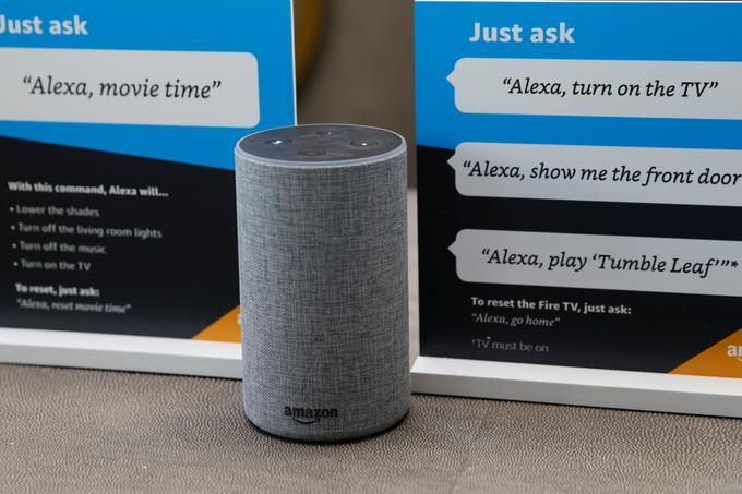 Zvočnik Amazon Echo in nekaj primerov vprašanj, ki jih uporabnik lahko zastavi Alexi. Glavni podprt jezik je seveda angleščina, slovensko še ne razume, saj je Amazon k nam uradno še ni pripeljal. | Foto: Reuters