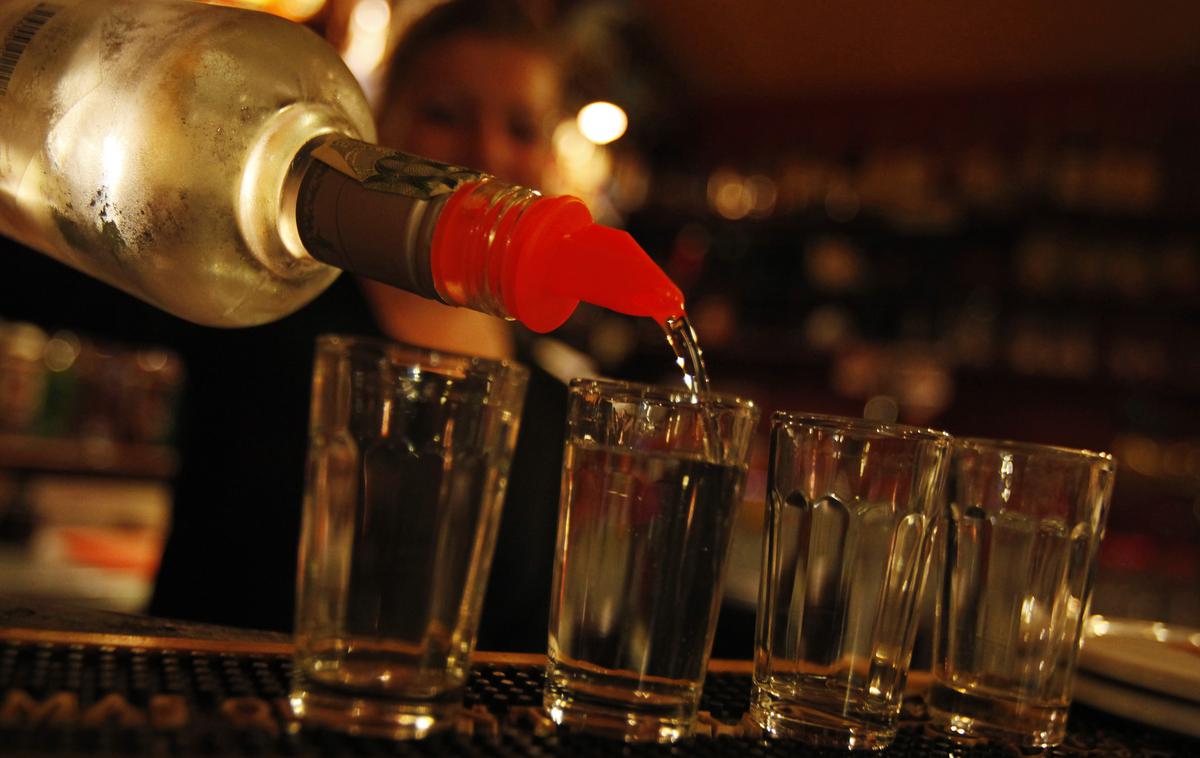 Alkoholna pijača - vodka | V Zagrebu pristojne službe množično pozivajo starše mladoletnih otrok, naj jih pridejo iskat na zabavo in odpeljejo domov.  | Foto Reuters