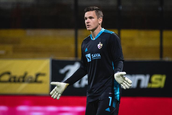 Prvi vratar Maribora Ažbe Jug je v tej sezoni prejel že 13 zadetkov. | Foto: Blaž Weindorfer/Sportida