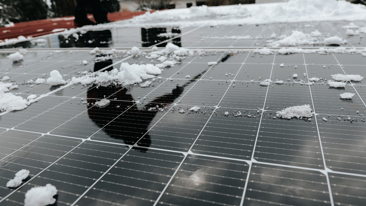 Pozimi elektrarne zaradi manj sonca in krajših dni proizvedejo bistveno manj električne energije, poraba gospodinjstev pa navadno naraste. Zato je priporočljivo, da že pred koncem leta pravilno ocenite svoje pričakovane viške in v souporabo namenite le tisti del proizvodnje, ki ga predvidoma do konca letnega obračunskega obdobja ne boste potrebovali. | Foto: SunContract