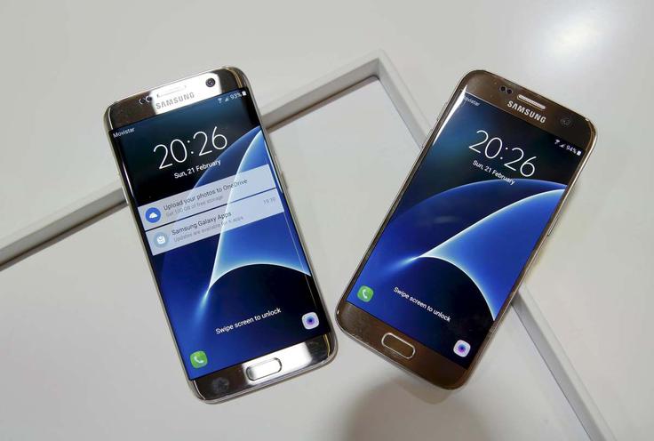 Precej pametnih telefonov z Androidom (na fotografiji Samsung Galaxy S7) ima tudi virtualni gumb Nazaj, a Applova odločitev, da bo iPhone dobil samo en velik fizični gumb in za katero je bil odgovoren Imram Chaudhri, je vendarle vplivala tudi nanje. Praktično noben drug pametni telefon od vseh, ki so izšli po prvem Applovem, na sprednji strani ni imel več kot enega fizičnega gumba, ki je za nameček počel isto stvar kot pri iPhonu - uporabnika je vrnil na domači zaslon. Android zaradi zasnove menijev, ki je bolj vertikalna, gumb Nazaj sicer tudi potrebuje malce bolj kot iPhone.  | Foto: 