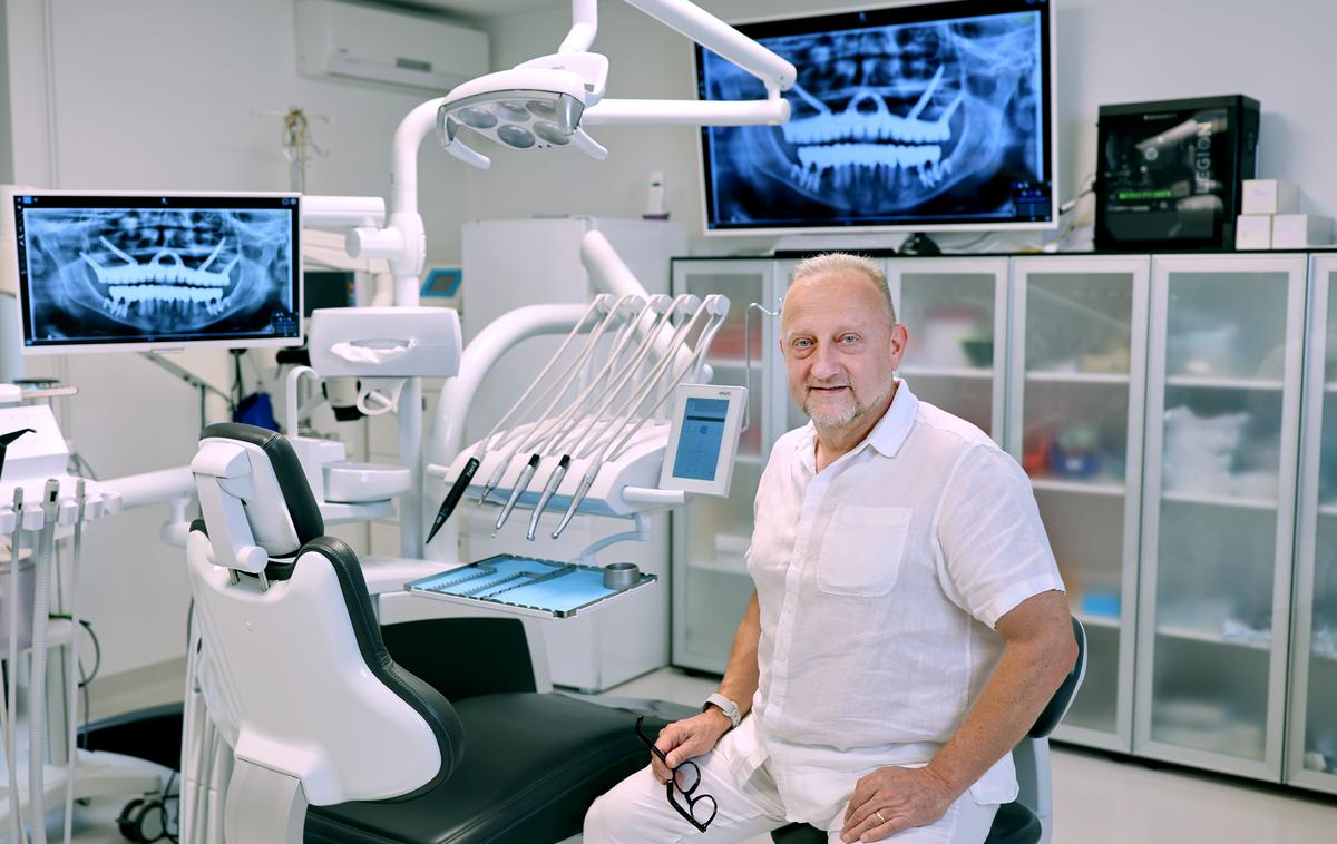 SMT Dent, Ortoimplant Dental Spa | Dr. Trampuš je vodilni hrvaški implantolog, ki letno opravi 600 implantoloških posegov in več kot 300 kirurških intervencij All-on-4. Prvi na Hrvaškem je začel nameščati proteze All-on-4, zigomatične implantate in subperiostalne implantate. Gre za vsadke, ki omogočajo vstavitev fiksne proteze osebi, ki je povsem brezzoba ali ima pomanjkljivo čeljustno kost. V njegovi ordinaciji je bilo že več tisoč slovenskih pacientov.  | Foto ORTOIMPLANT DENTAL SPA