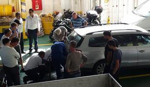 Na hrvaškem trajektu iz slovenskega avtomobila reševali otroka