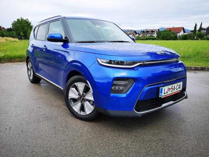 Kia e-soul izhaja iz ostarelega modela, a ima kljub temu zelo dobre lastnosti električnega vozila. Tako kot Hyundai tudi Kia čaka namensko električno platformo in predvsem povečanje kvot vozil za trge kot je Slovenija. | Foto: Gregor Pavšič