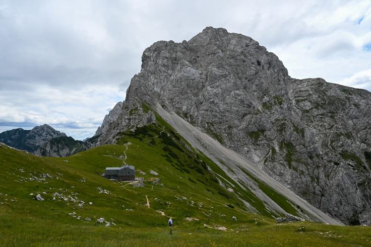 V hribe je treba zgodaj, takole se po jasnem jutru pooblači že ob desetih dopoldne. | Foto: Matej Podgoršek