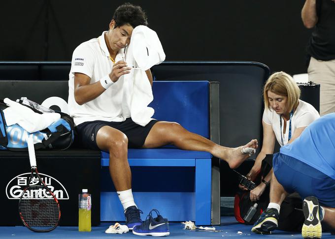 Hyeon Chung je predal dvoboj pri zaostanku 2:5 v drugem nizu. Roger Federer ga je do takrat nadigral v vseh teniških prvinah. | Foto: Reuters