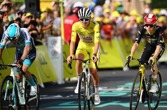 Tadej Pogačar odbil vse napade Visme, rumeno majico pa predal Ircu Healyju