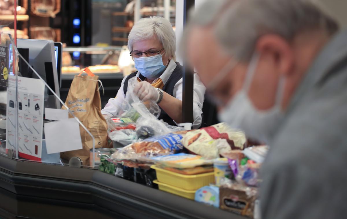 maska, trgovina | V analizi so ocenjevalci v 19 različno velikih trgovinah v Ljubljani pregledali 179 izdelkov. Pri tem so se osredotočili na hitro pokvarljive izdelke, ki po poteku roka uporabnosti niso več varni za uživanje, kot so sveža zelenjava, gobe, deserti, pripravljene jedi, meso ter mlečni, mesni in nekateri veganski izdelki. | Foto Reuters
