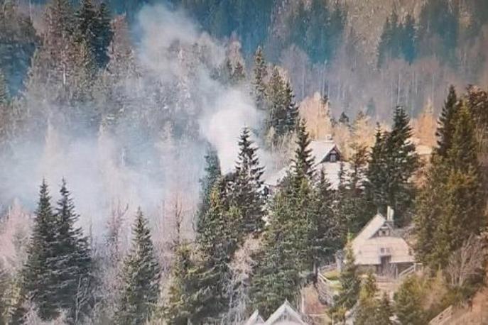 Velika planina | Požar je bilo mogoče videti iz doline.  | Foto Velika Planina/spletna kamera