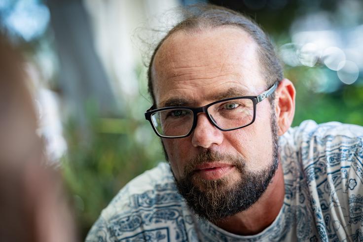 Ribič Davor Ivković zase pravi, da je zelo povezan z naravo. Če bi živel na celini, bi bil lovec.  | Foto: Gaja Hanuna