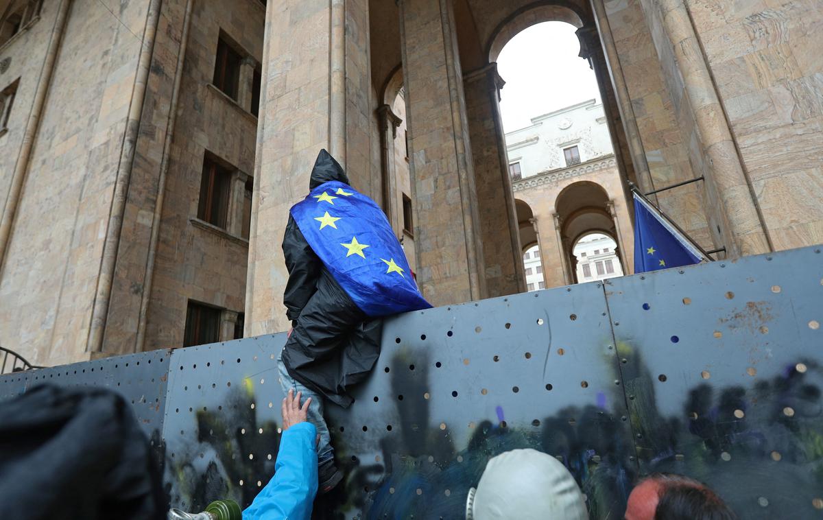 Protestniki pred gruzijskim parlamentom v Tbilisiju | Protestniki menijo, da je zakon sredstvo politične represije in je v nasprotju z dolgoletnim ciljem Gruzije, da se pridruži EU. | Foto Reuters
