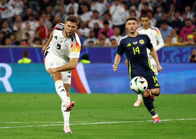 Niclas Füllkrug je na svoji 17. tekmi za reprezentanco zabil že 12. gol. Nato še 13., a ta zaradi prepovedanega položaja ni veljal.  | Foto: Reuters