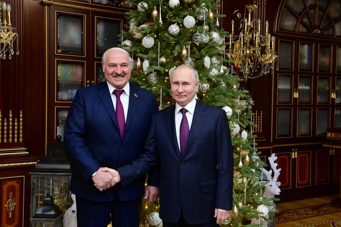 Vladimir Putin, Aleksander Lukašenko | Obe državi pogosto izvajata obsežne vojaške vaje, kar redno spodbuja ugibanja, da bi lahko beloruska vojska sodelovala v ruski ofenzivi v Ukrajini. | Foto Reuters