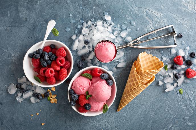Sladoled, zamrznjeneno sadje | Pri sladoledu lahko kombinirate različno sadje. | Foto Shutterstock