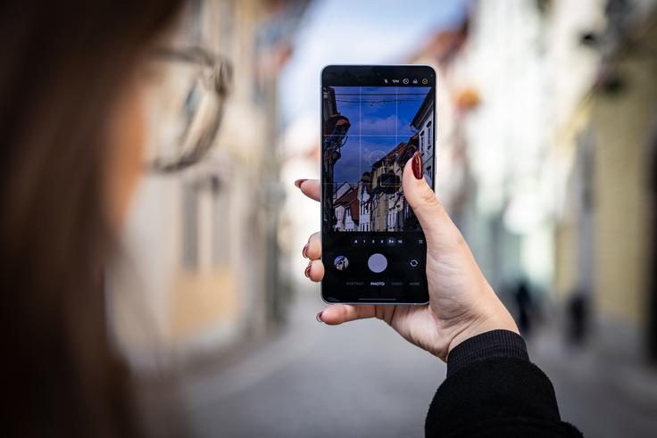 Za boljše fotografije ob šibki svetlobi in z nočnimi motivi na letošnji ultri poskrbijo malenkost širša apertura glavne kamere ter več novih programskih funkcij in algoritmov. | Foto: Gaja Hanuna
