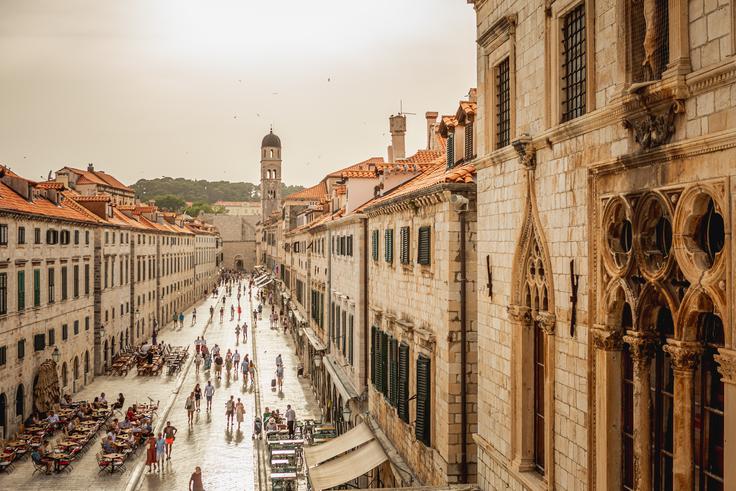Živahen Stradun v Dubrovniku | Foto: Julien Duval